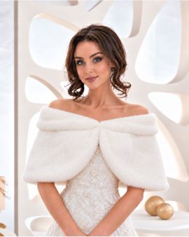 Sposa con coprispalle bianco effetto pelliccia indossato sulle spalle