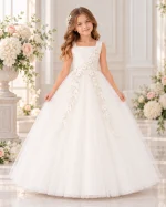 Abito Prima Comunione bambina avorio con applicazioni floreali 3D sul corpetto e gonna lunga ampia in tulle.