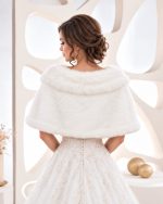 Vista posteriore del coprispalle da sposa bianco con bordo risvoltato