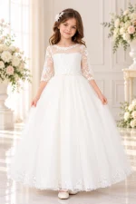 Abito Prima Comunione bambina bianco con maniche a tre quarti in pizzo floreale, corpetto ricamato e gonna lunga in tulle.