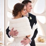 Vista posteriore della stola da sposa in pelliccia con lavorazione a fasce