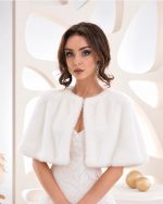 Vista frontale della mantella da sposa bianca effetto pelliccia con linea a cappa