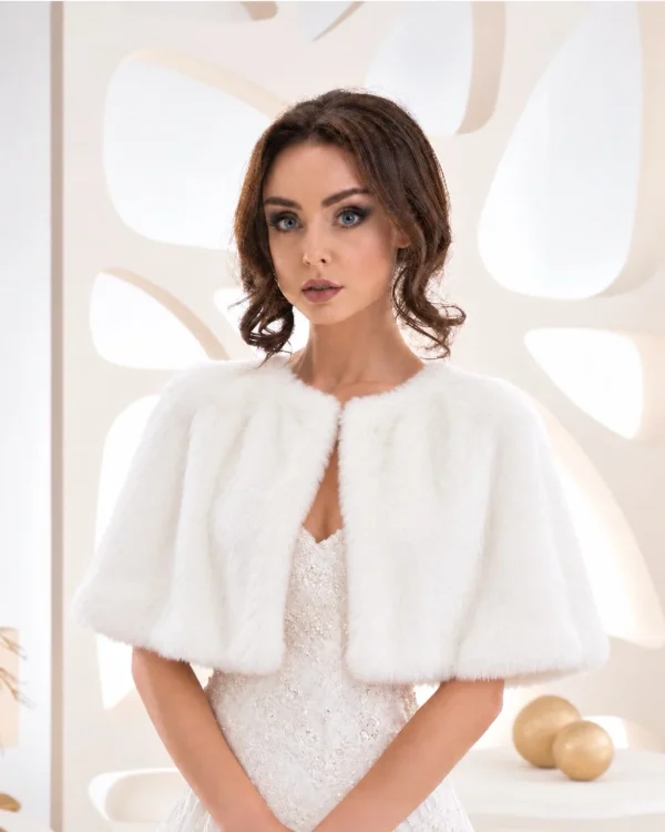 Vista frontale della mantella da sposa bianca effetto pelliccia con linea a cappa