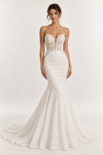Abito da sposa a sirena avorio con corsetto trasparente in pizzo floreale, profondo scollo a cuore e gonna svasata con strascico.