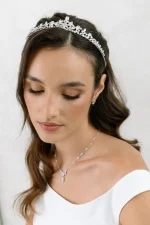 Tiara argentata con decorazioni a foglia e zirconi