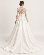 Retro abito da sposa 2027 con schiena trasparente in pizzo floreale, bottoncini rivestiti, maniche lunghe e gonna principesca con strascico.