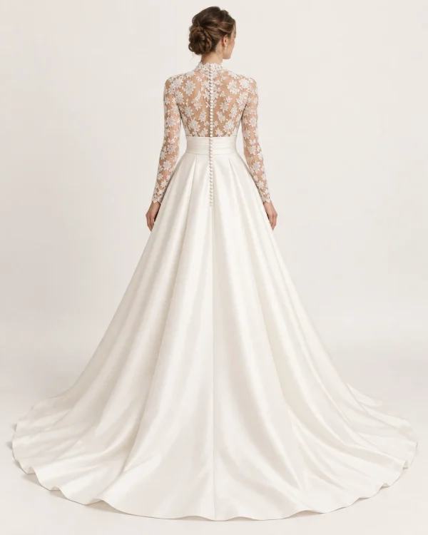 Retro abito da sposa 2027 con schiena trasparente in pizzo floreale, bottoncini rivestiti, maniche lunghe e gonna principesca con strascico.