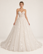 Abito da sposa principesco avorio visto frontalmente, con corsetto trasparente in pizzo floreale, scollo a cuore e ampia gonna in tulle luminoso.