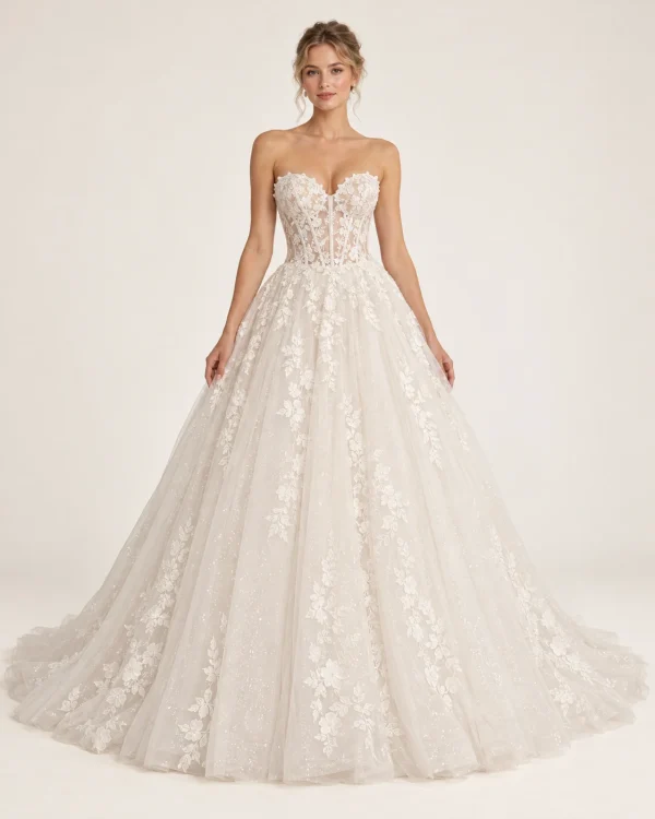 Abito da sposa principesco avorio visto frontalmente, con corsetto trasparente in pizzo floreale, scollo a cuore e ampia gonna in tulle luminoso.
