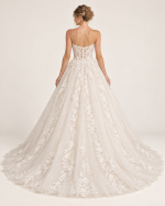 Vista posteriore abito da sposa principesco avorio con corsetto in pizzo floreale trasparente, bottoncini rivestiti e ampio strascico in tulle decorato.