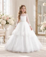 Bambina con abito da cerimonia stile principessa, maniche lunghe in pizzo e ampia gonna in tulle con ricami floreali, vista frontale.