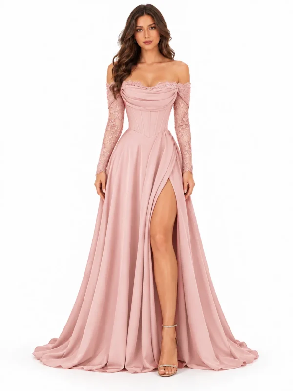 Abito lungo rosa cipria da cerimonia con corsetto strutturato, scollatura a cuore, maniche in pizzo floreale e spacco sulla gonna.
