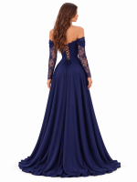Abito lungo elegante blu notte visto da dietro con allacciatura a corsetto, maniche in pizzo floreale e gonna ampia