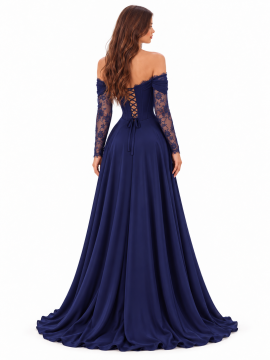 Abito lungo elegante blu notte visto da dietro con allacciatura a corsetto, maniche in pizzo floreale e gonna ampia