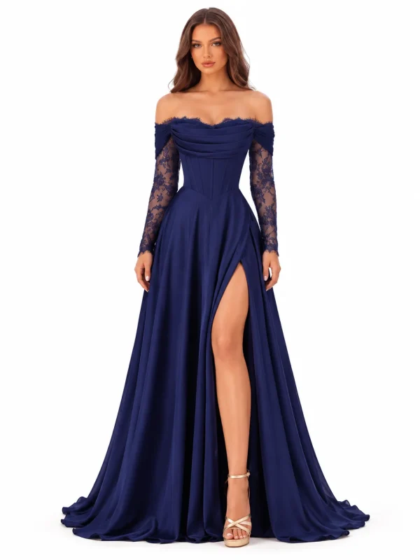 Abito lungo da cerimonia blu notte con scollatura a cuore, corsetto strutturato, maniche in pizzo e spacco frontale
