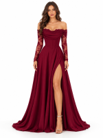 Abito lungo da cerimonia bordeaux con corsetto, maniche in pizzo floreale, spalle scoperte e spacco frontale.