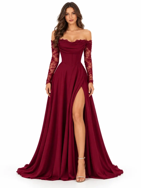 Abito lungo da cerimonia bordeaux con corsetto, maniche in pizzo floreale, spalle scoperte e spacco frontale.