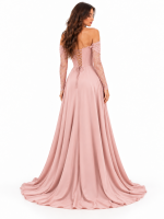 Abito da cerimonia rosa cipria visto da dietro con allacciatura a corsetto, spalle scoperte, maniche in pizzo e gonna lunga ampia.