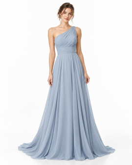 Abito da sposa azzurro polvere monospalla con corpetto drappeggiato, fascia in vita e gonna lunga fluida.