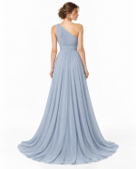 Vista posteriore dell'abito da sposa azzurro polvere monospalla con schiena asimmetrica, vita drappeggiata e gonna lunga.
