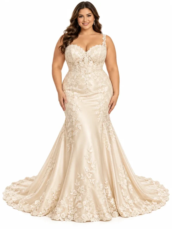 Abito da sposa champagne curvy a sirena con scollo a cuore, spalline floreali e corpetto in pizzo ricamato.