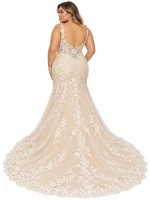 Vista posteriore abito da sposa champagne curvy a sirena con schiena trasparente in pizzo e ampio strascico floreale.