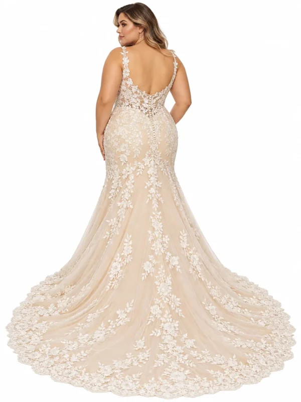 Vista posteriore abito da sposa champagne curvy a sirena con schiena trasparente in pizzo e ampio strascico floreale.