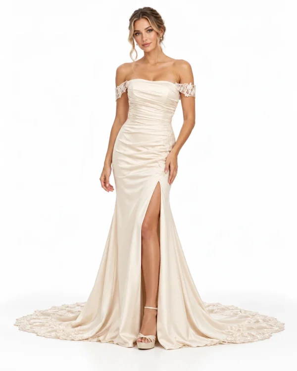 Abito da sposa champagne a sirena con spacco frontale, corpetto drappeggiato, spalle scoperte e strascico ricamato.