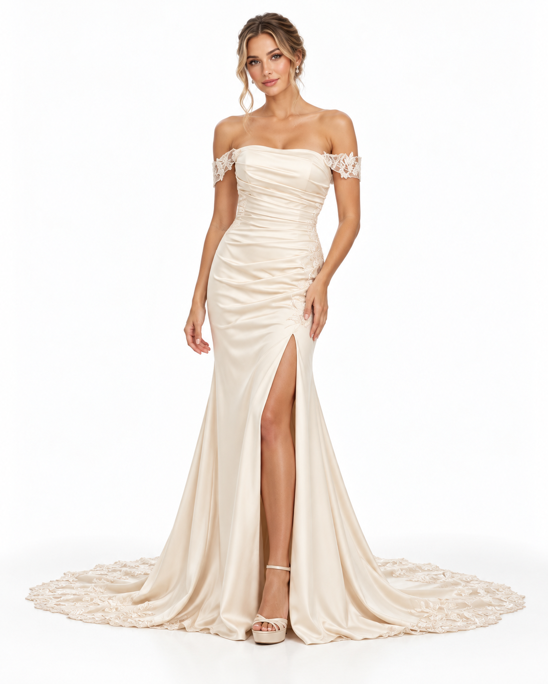 Abito da Sposa Champagne a Sirena con Spacco – Frontale Abito da sposa champagne a sirena con spacco frontale, corpetto drappeggiato, spalle scoperte e strascico ricamato.