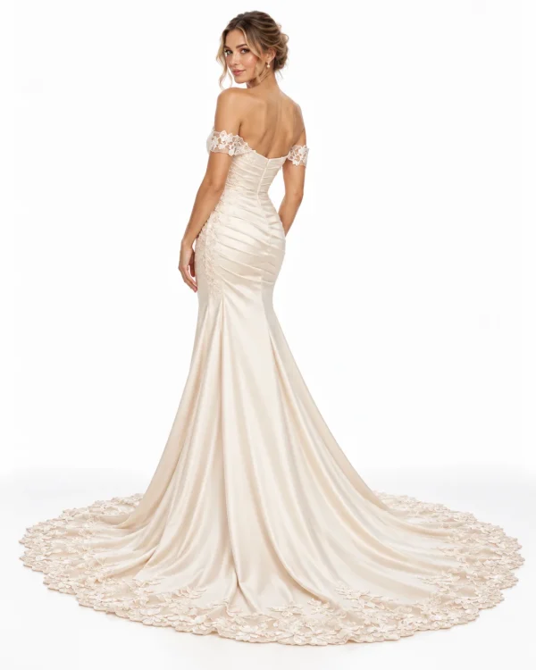 Vista posteriore dell'abito da sposa champagne a sirena con schiena scoperta, gonna satinata e ampio strascico bordato in pizzo floreale.