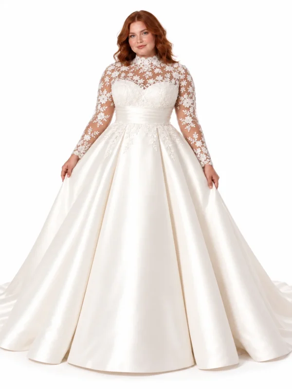 Abito da sposa curvy con maniche lunghe in pizzo floreale trasparente, collo alto ricamato, fascia in vita e ampia gonna principessa in raso avorio.