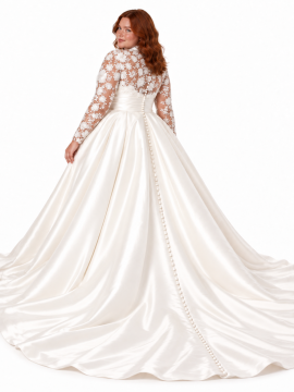 Vista posteriore di abito da sposa curvy con maniche lunghe in pizzo floreale, schiena trasparente ricamata, bottoncini rivestiti e lungo strascico in raso avorio.