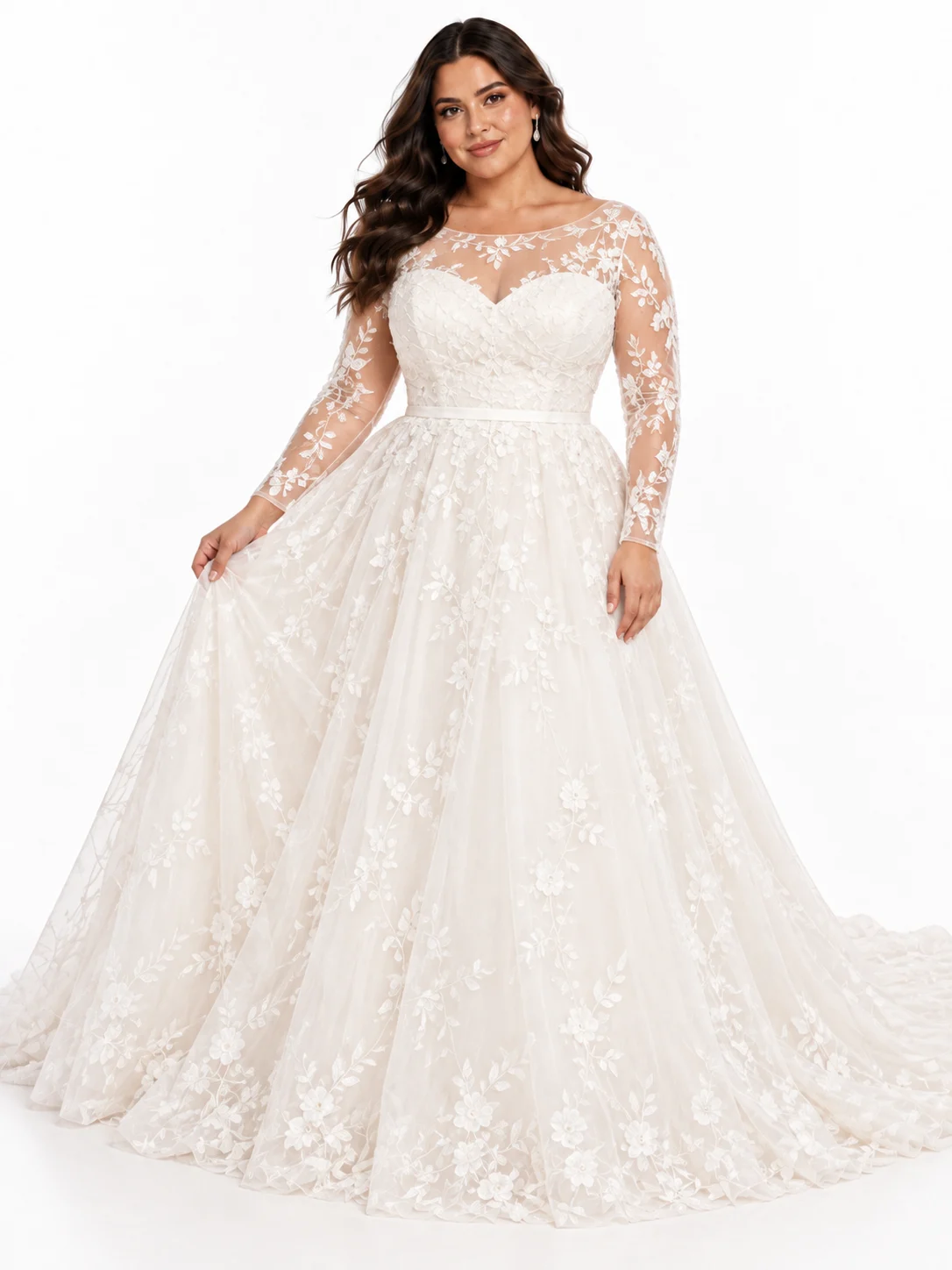 Abito da sposa curvy principessa – vista frontale Abito da sposa curvy principessa con maniche lunghe in pizzo floreale, corpetto a cuore e gonna ampia in tulle avorio