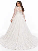 Vista posteriore di abito da sposa curvy in pizzo floreale con schiena trasparente, bottoncini decorativi e ampio strascico.