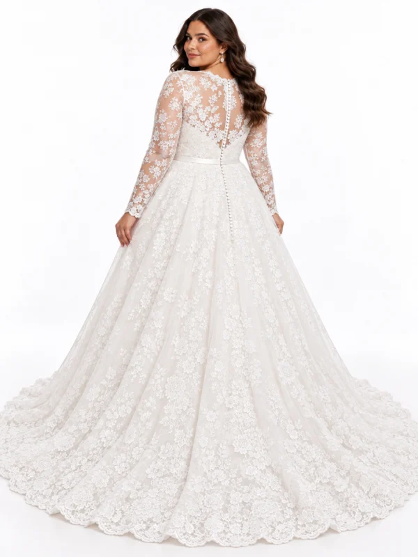 Vista posteriore di abito da sposa curvy in pizzo floreale con schiena trasparente, bottoncini decorativi e ampio strascico.