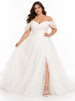 Abito da sposa curvy con spacco frontale, scollo a cuore, spalle scoperte e ampia gonna principesca in tulle.