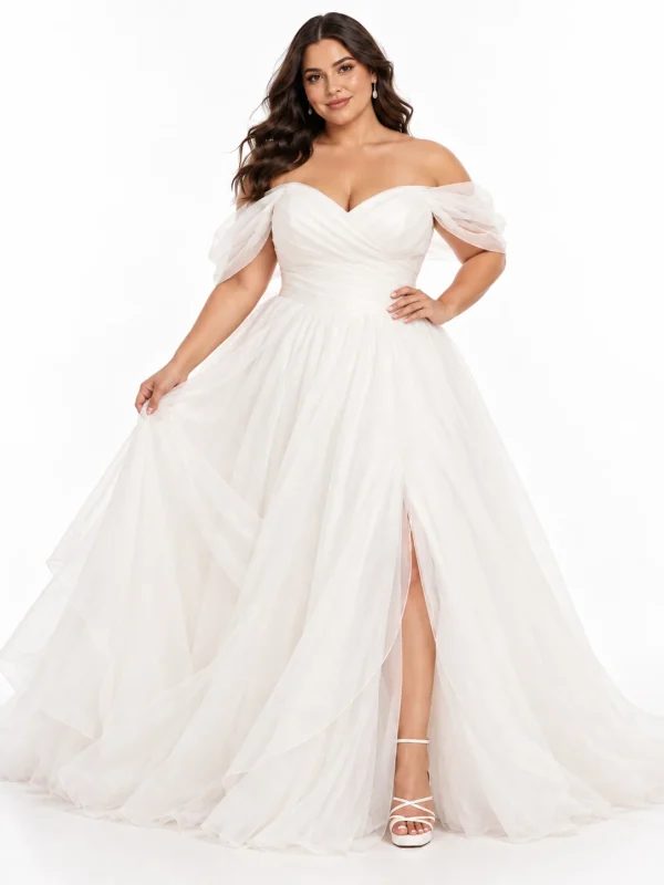 Abito da sposa curvy con spacco frontale, scollo a cuore, spalle scoperte e ampia gonna principesca in tulle.