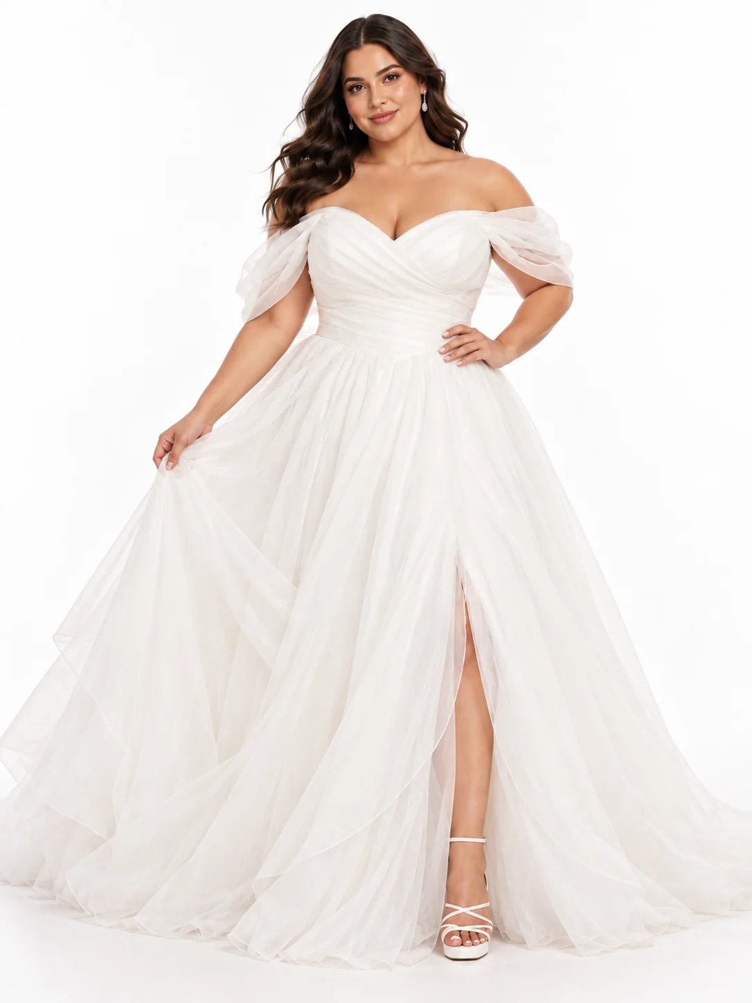 Abito da Sposa Curvy con Spacco โ Vista Frontale Abito da sposa curvy con spacco frontale, scollo a cuore, spalle scoperte e ampia gonna principesca in tulle.