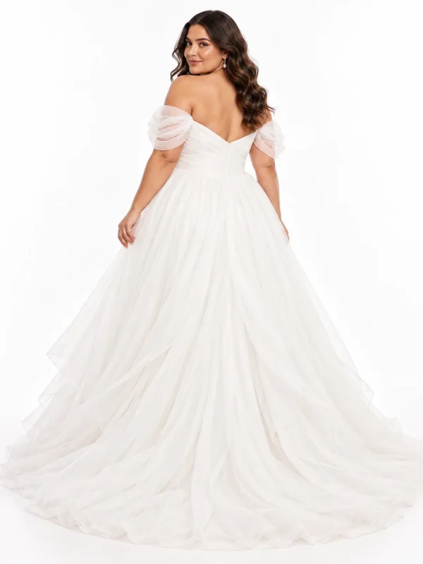 Vista posteriore abito da sposa curvy in tulle con schiena a V, maniche sulle spalle e ampio strascico principesco.
