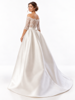 Vista posteriore di un abito da sposa con schiena e maniche in pizzo, sopragonna satinata ampia e strascico
