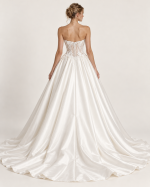 Vista posteriore abito da sposa principesco avorio con corsetto in pizzo floreale trasparente, stecche verticali, bottoncini e ampia gonna con strascico.