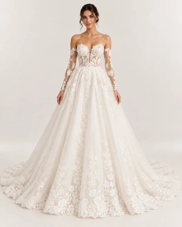 Abito da sposa principesco avorio con maniche lunghe in pizzo floreale, spalle scoperte, corsetto trasparente e ampia gonna ricamata.