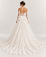 Vista posteriore di abito da sposa principesco avorio con schiena scoperta a V, maniche lunghe in pizzo floreale, bottoncini centrali e ampio strascico ricamato.