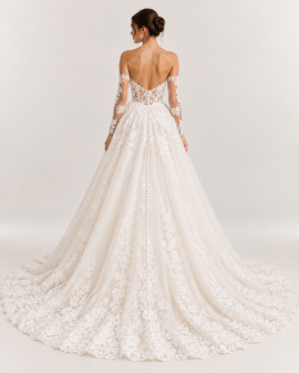 Vista posteriore di abito da sposa principesco avorio con schiena scoperta a V, maniche lunghe in pizzo floreale, bottoncini centrali e ampio strascico ricamato.