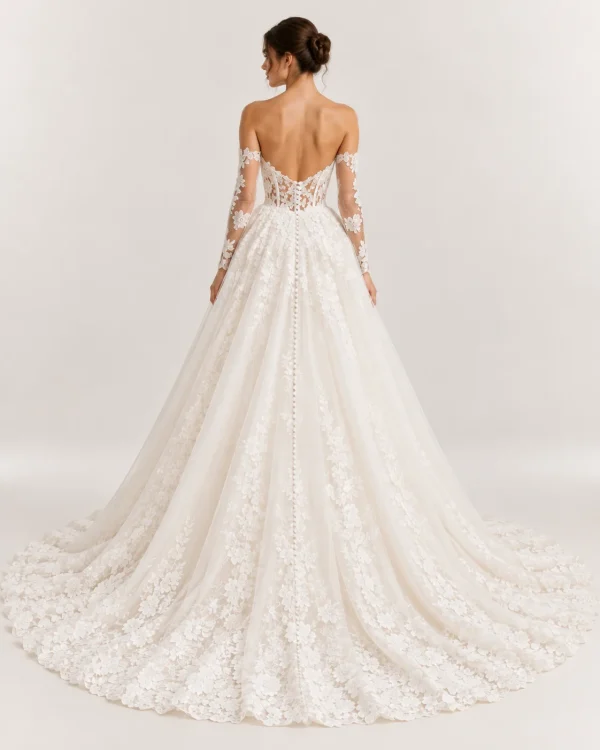 Vista posteriore di abito da sposa principesco avorio con schiena scoperta a V, maniche lunghe in pizzo floreale, bottoncini centrali e ampio strascico ricamato.