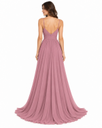 Vista posteriore dell'abito da sposa rosa antico con schiena a V, spalline sottili, vita drappeggiata e gonna lunga morbida.