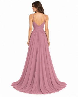 Vista posteriore dell'abito da sposa rosa antico con schiena a V, spalline sottili, vita drappeggiata e gonna lunga morbida.