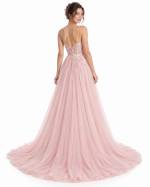 Vista posteriore dell'abito da sposa rosa cipria con schiena a V in pizzo floreale, bottoncini e gonna in tulle con strascico.