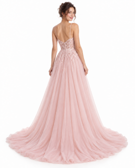 Vista posteriore dell'abito da sposa rosa cipria con schiena a V in pizzo floreale, bottoncini e gonna in tulle con strascico.