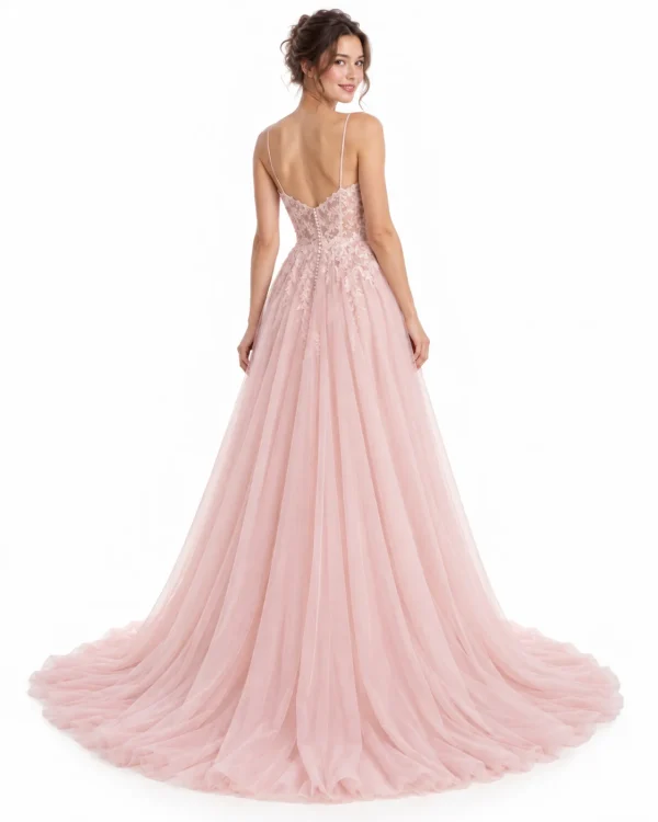Vista posteriore dell'abito da sposa rosa cipria con schiena a V in pizzo floreale, bottoncini e gonna in tulle con strascico.